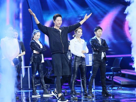 怪咖奶爸上线！凌潇肃唱歌哄娃睡觉画风太幽默