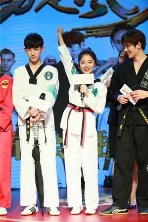 萌吃货谭松韵 《旋风少女2》现场吃零食被抓拍