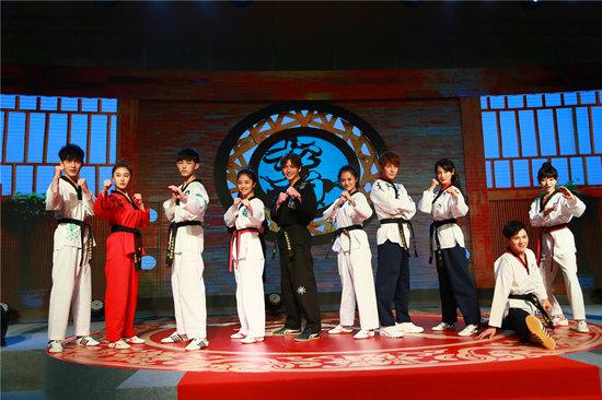 萌吃货谭松韵 《旋风少女2》现场吃零食被抓拍