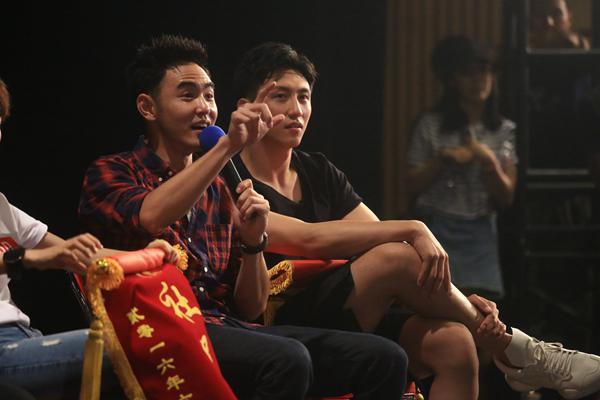 《约吧》收官黄景瑜变老干部 神秘人踢馆表彰会