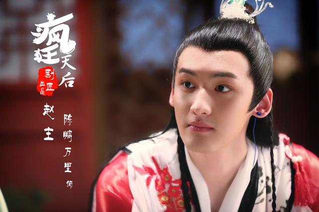 陈鹏万里《疯狂天后》曝剧照 深情凝望暖人心