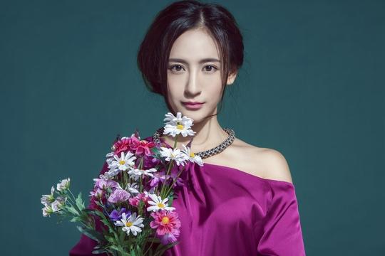 谢闻轩《忍冬艳蔷薇》热播 演技投入惹人动容