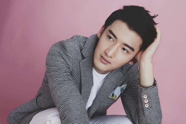 陈鹏万里《疯狂天后》曝剧照 深情凝望暖人心