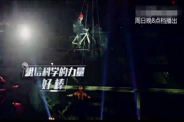 伊一再战《加油！向未来》 无防护穿越高温火线