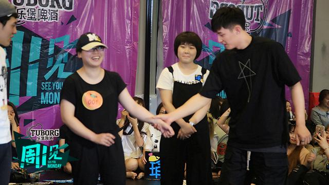 黄景瑜贴身教粉丝柔术 粉丝表白：我喜欢的样子你都有