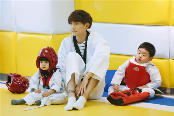 萌娃空降片场找“爸爸” Henry欧巴一脸懵圈