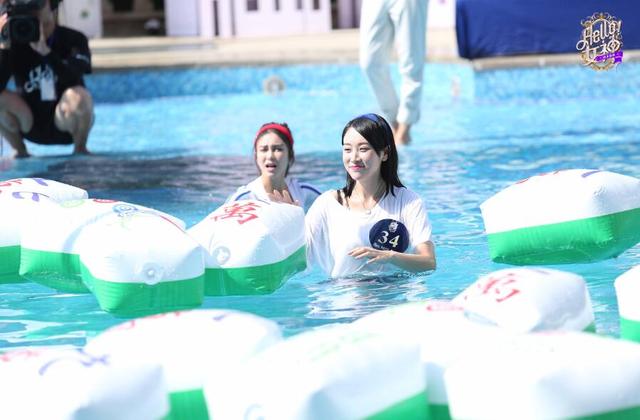 王思聪成都选美女：众女神泳池上演雀神争霸 