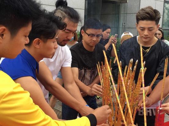 林合隆《小棉袄》开机 江森车神一角大放异彩