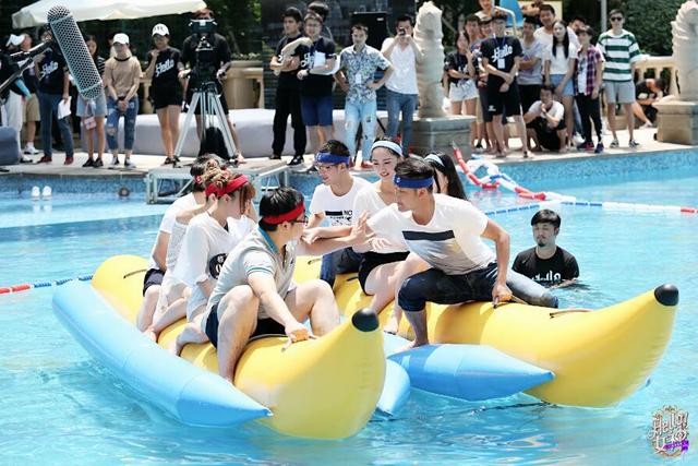 王思聪成都选美女：众女神泳池上演雀神争霸 