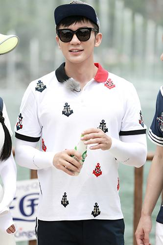 李晨模仿可爱“企鹅步” 网友:被晨哥萌化了