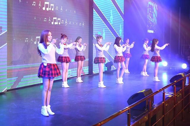 蜜蜂专属剧场首次公演 吴奇隆谢霆锋关注指导