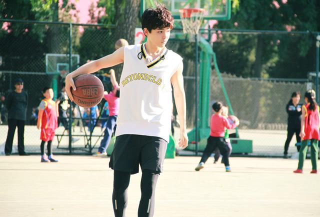 侯明昊霸屏暑期综艺档 完美演绎全能美少年