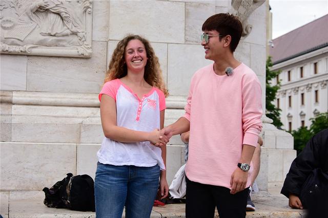 贾乃亮自曝初吻年纪 李小璐发微博“质问”