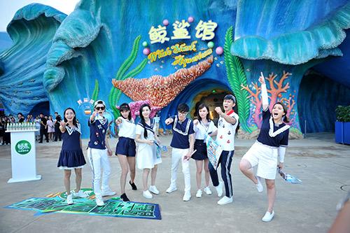 李晨模仿可爱“企鹅步” 网友:被晨哥萌化了