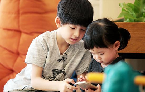 梅婷带娃上演联谊会 快快、顶顶互动甜蜜