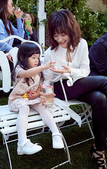 梅婷带娃上演联谊会 快快、顶顶互动甜蜜