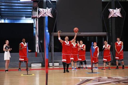 科比现身真人秀卖萌 一众男星脱鞋求签名