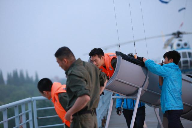 王凯遭白鲸喷水湿身 演绎真人版“愤怒的小鸟”