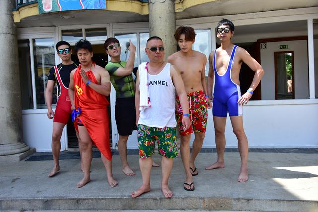 花样男团奇葩泳装戏水 郭德纲花裤衩配香奈儿