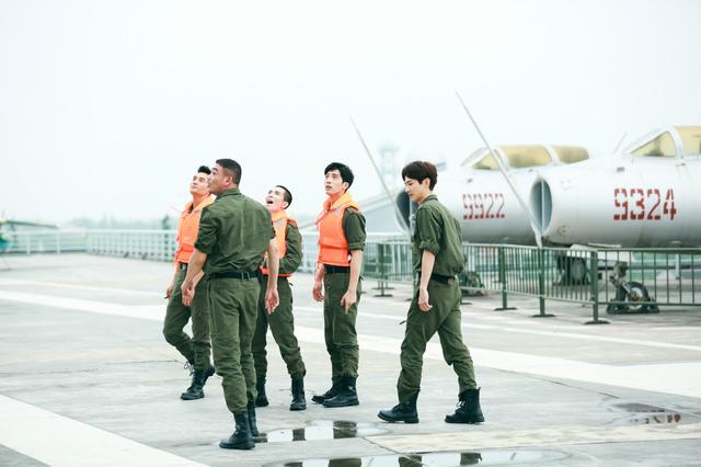 王凯遭白鲸喷水湿身 演绎真人版“愤怒的小鸟”