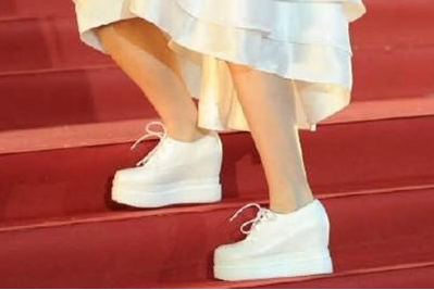 林妙可再肥10斤，也没她脚上这双松糕鞋恐怖