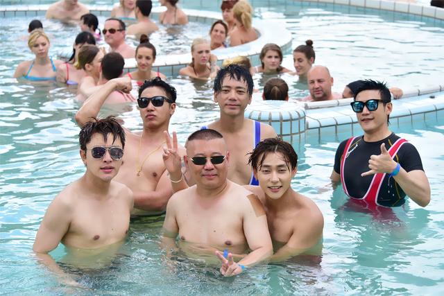 花样男团奇葩泳装戏水 郭德纲花裤衩配香奈儿