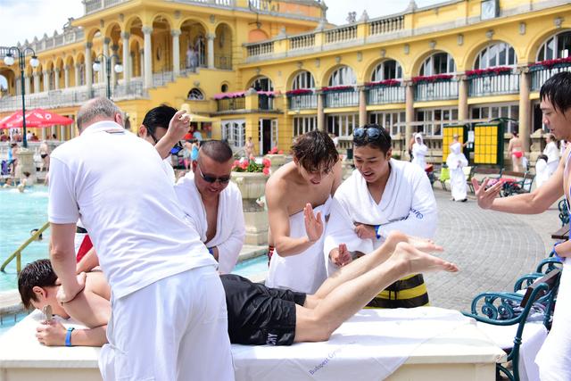 花样男团奇葩泳装戏水 郭德纲花裤衩配香奈儿