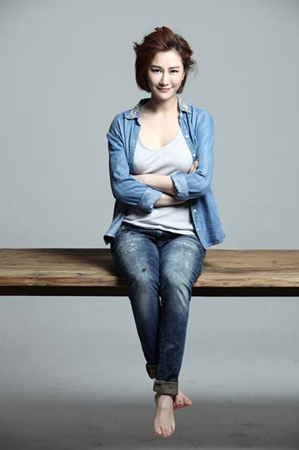 马赫遥新剧杀青晒合影 义气御姐拒绝高冷