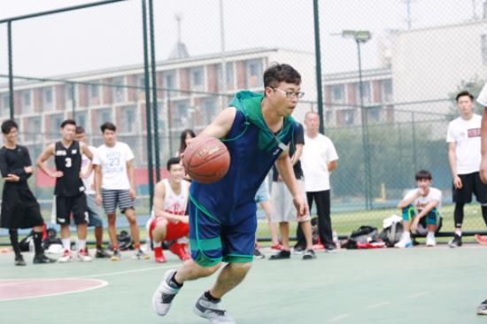 “松鼠”王迅成搞笑担当 跳舞被讽“辣眼睛”