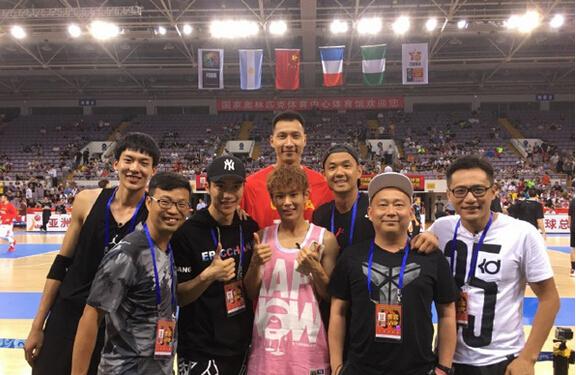 刘烨率众星偷师易建联 阿联黑人竟是多年密友