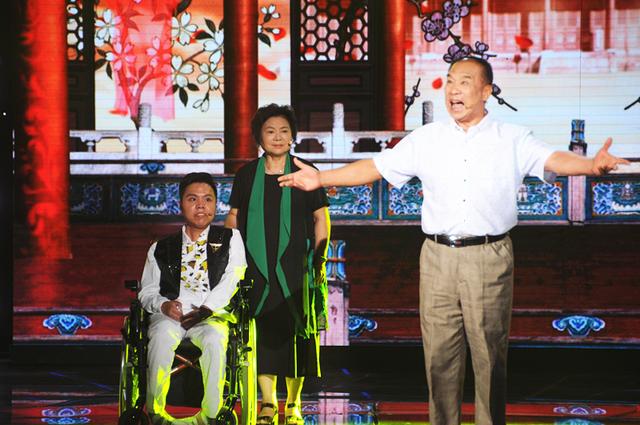 《幸福来敲门》古稀老人“卖艺救孤”感动中国