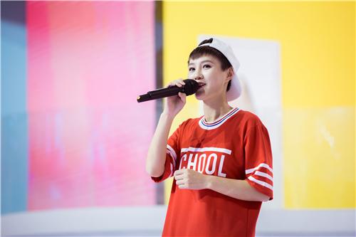 《夏日甜心》明晚开播 女学员帅气比肩李宇春