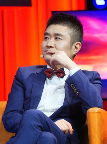 苗阜试水脱口秀引关注 不穿长袍马褂换西装