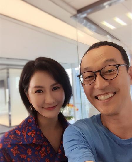 马赫遥新剧杀青晒合影 义气御姐拒绝高冷