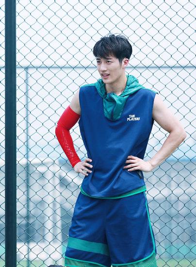 王燕阳真人秀点燃篮球梦 获封“行走表情包” 