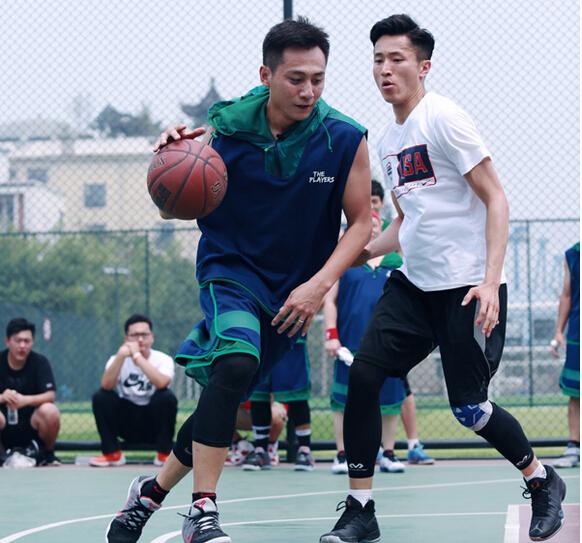 刘烨突发高烧眼神涣散 不惧挑衅坚持上场打球