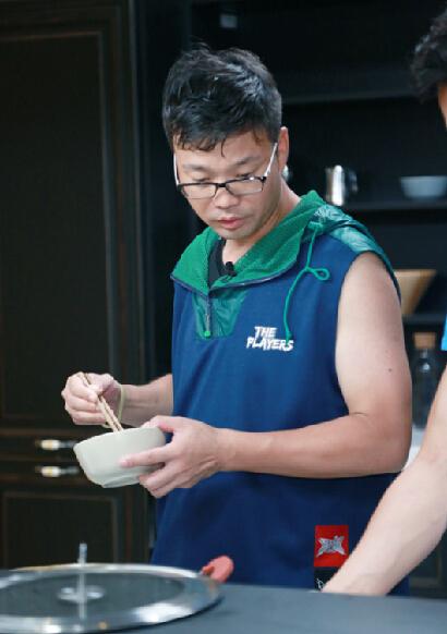 王迅“迅姐”地位巩固 厨艺获真人秀兄弟认可