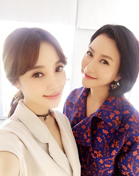 马赫遥新剧杀青晒合影 义气御姐拒绝高冷