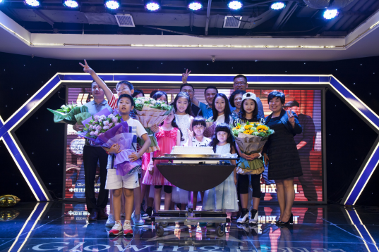 “萌爸日记”张璐继续拍儿童剧 张嘉宸享受童年