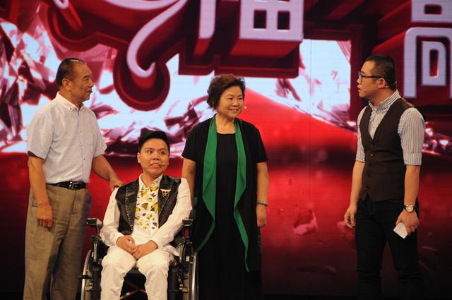 《幸福来敲门》古稀老人“卖艺救孤”感动中国