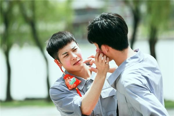 然尔兄弟“秀恩爱” 王嘉尔大胆“索吻”井柏然