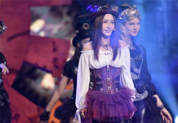 小沈阳励志演唱忆人生 姚笛性感尝试蒸汽朋克