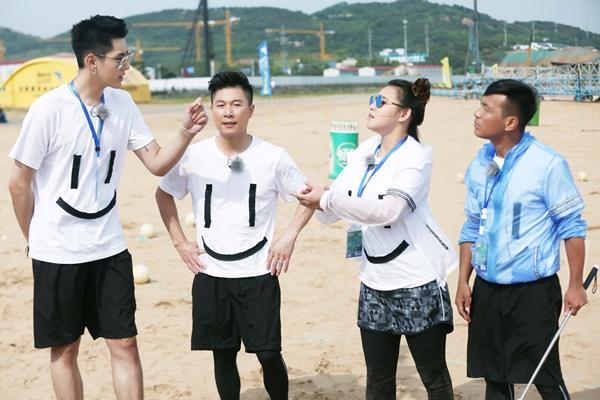 吴亦凡宋小宝再同框 薛之谦亲手喂食谢依霖