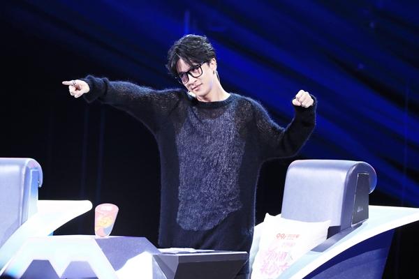 薛之谦现身《美少女》 黄晓明回忆“威亚事故”