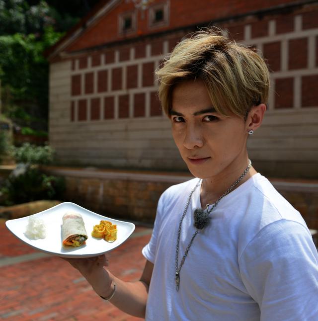 十年前的“鹿晗”再出山 颜值担当海边“湿身”