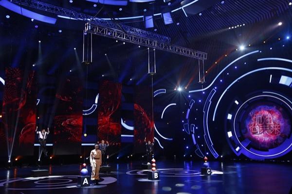 喻恩泰挑战头发丝吊人 交响乐团首秀水下演出