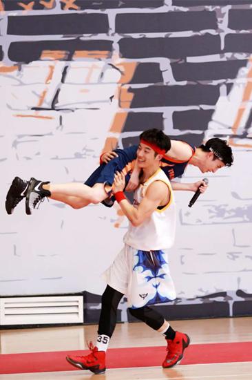 王燕阳带伤上阵迎“搅局者” 扛薛之谦满场飞