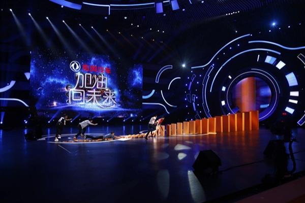 喻恩泰挑战头发丝吊人 交响乐团首秀水下演出