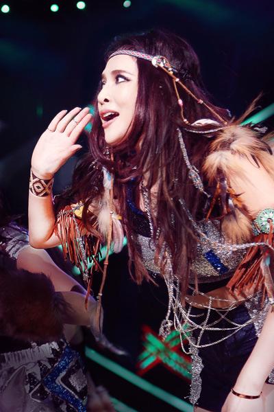 “王炸组合”千次排练求金曲 艾菲变吉普赛女郎