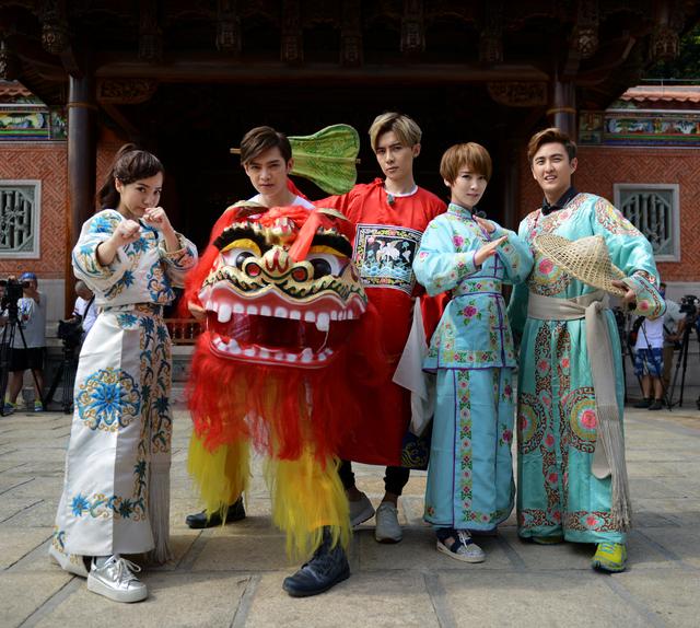 十年前的“鹿晗”再出山 颜值担当海边“湿身”